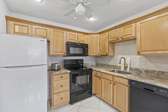 137 Burgundy C # 137, Delray Beach, FL 33484