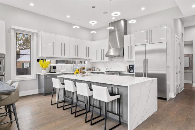 1341 Pfingsten Road, Northbrook, IL 60062