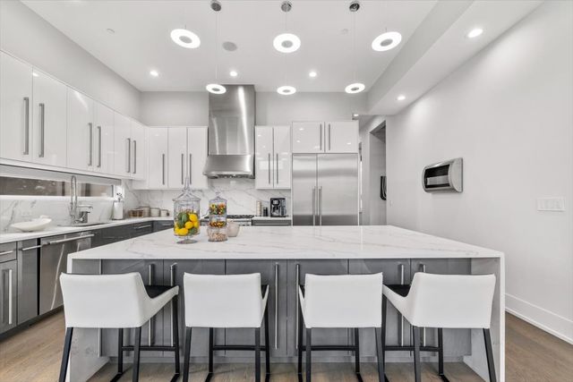 1341 Pfingsten Road, Northbrook, IL 60062