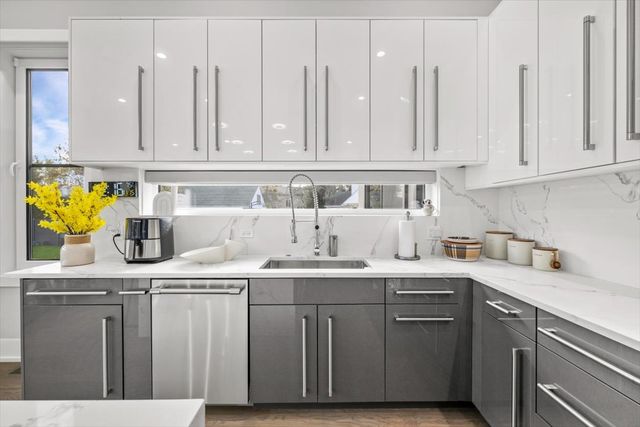 1341 Pfingsten Road, Northbrook, IL 60062