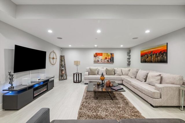 1341 Pfingsten Road, Northbrook, IL 60062