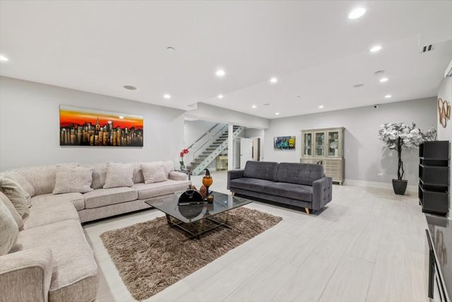 1341 Pfingsten Road, Northbrook, IL 60062