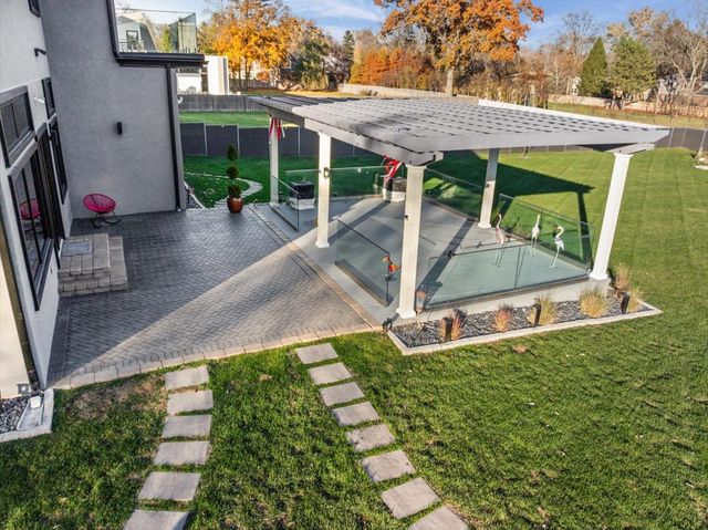 1341 Pfingsten Road, Northbrook, IL 60062