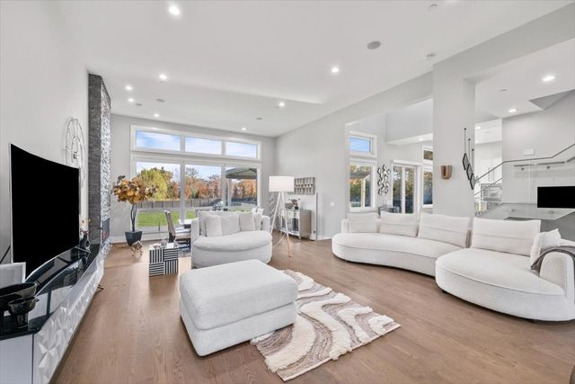 1341 Pfingsten Road, Northbrook, IL 60062