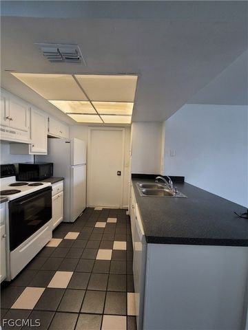 931 SE 23rd PL, Cape Coral, FL 33990