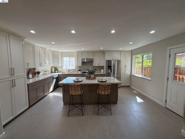 3933 Midvale Ave, Oakland, CA 94602