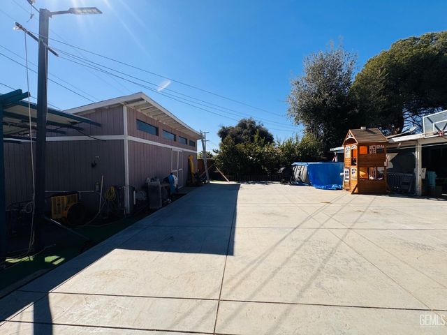 3029 Crestline Road, Bakersfield, CA 93306
