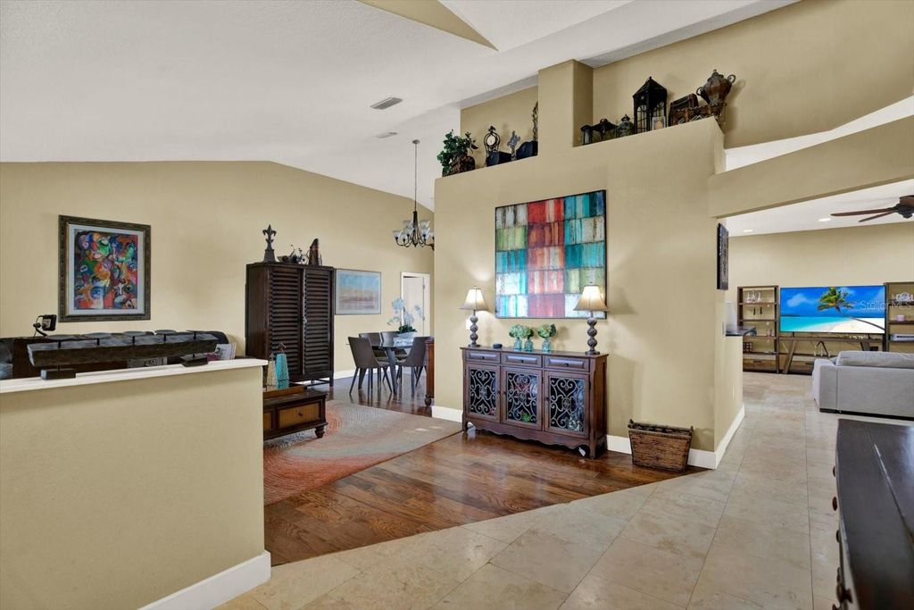 Image 6 of property listing at 804 SANDY TRAIL PLACE, Brandon, FL 33511