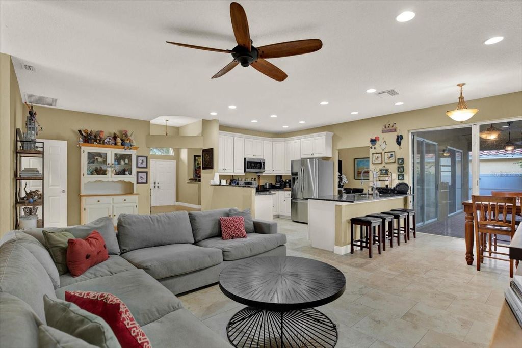 Image 9 of property listing at 804 SANDY TRAIL PLACE, Brandon, FL 33511