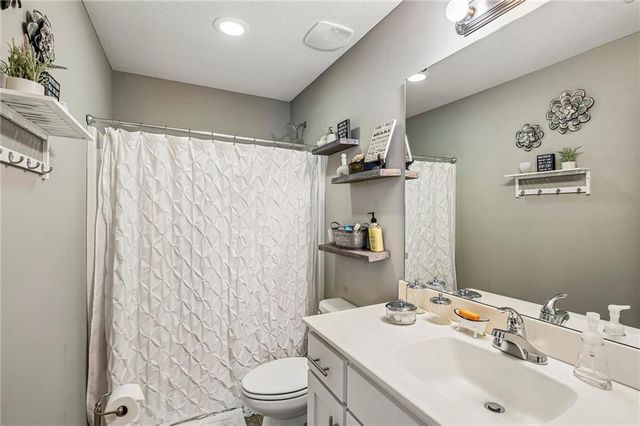 2100 Prairie Creek Drive, Kearney, MO 64060