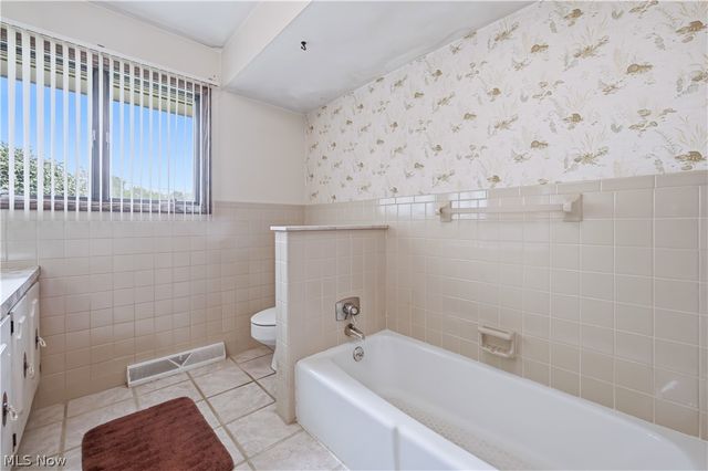 7166 Wildwood Drive, Brookfield, OH 44403
