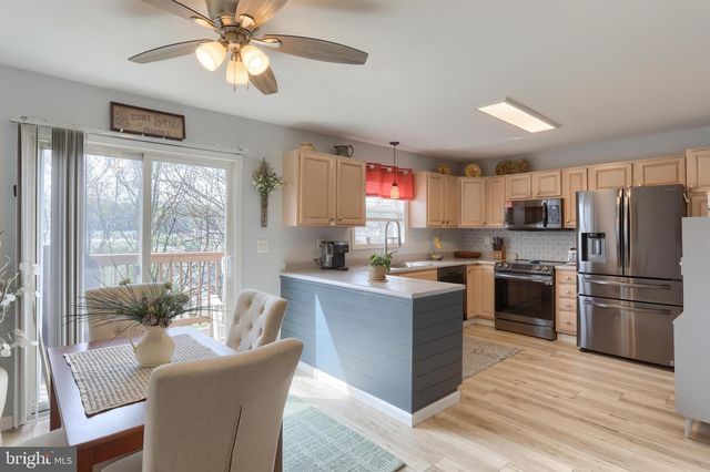 7247 CAPITAL DR, Harrisburg, PA 17111
