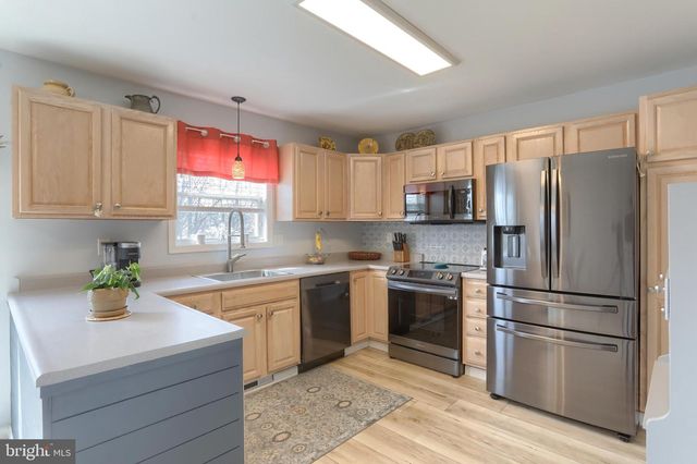 7247 CAPITAL DR, Harrisburg, PA 17111