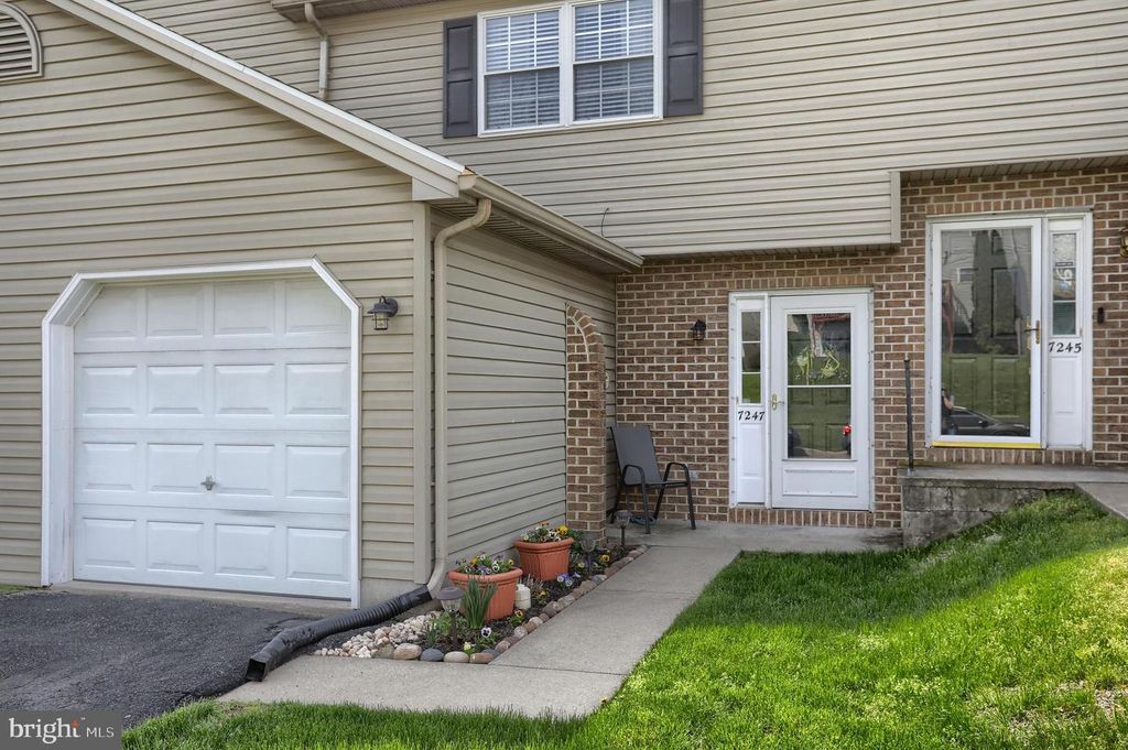 7247 CAPITAL DR, Harrisburg, PA 17111