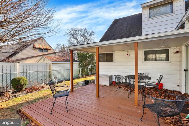 15 CABLE RD, Levittown, PA 19057