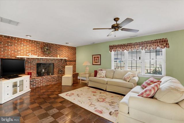 15 CABLE RD, Levittown, PA 19057