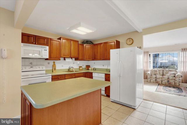 15 CABLE RD, Levittown, PA 19057