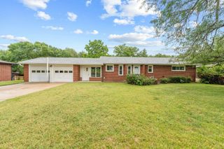 16 N Eastborough Rd, Salina, KS 67401