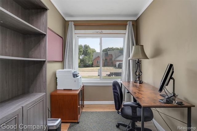 1727 E Elza Avenue, Hazel Park, MI 48030