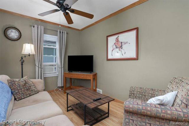 1727 E Elza Avenue, Hazel Park, MI 48030