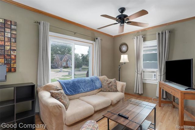 1727 E Elza Avenue, Hazel Park, MI 48030