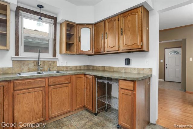 1727 E Elza Avenue, Hazel Park, MI 48030