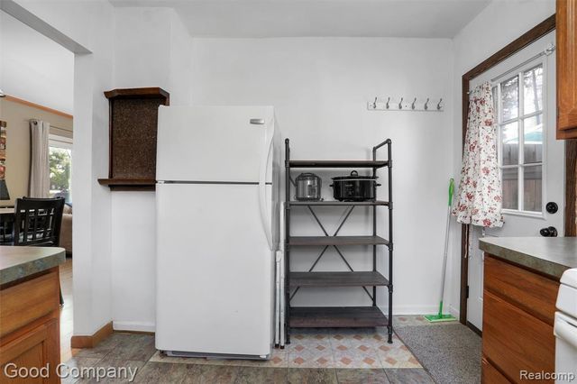 1727 E Elza Avenue, Hazel Park, MI 48030