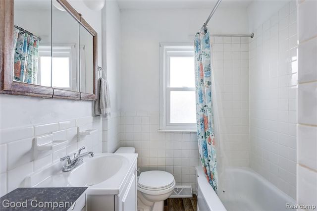 1727 E Elza Avenue, Hazel Park, MI 48030