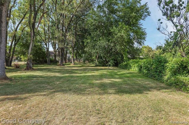 1727 E Elza Avenue, Hazel Park, MI 48030