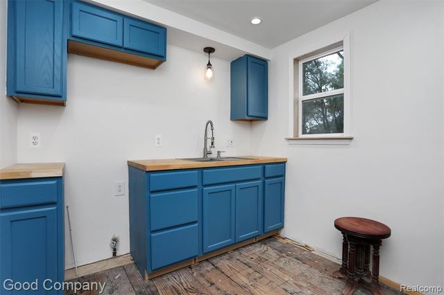 1727 E Elza Avenue, Hazel Park, MI 48030