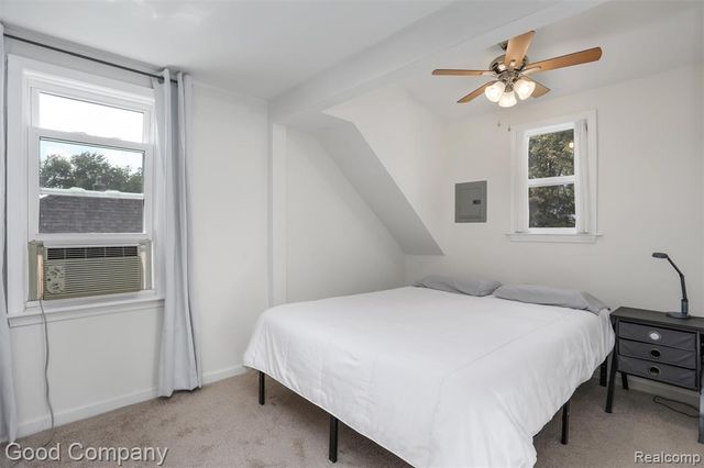 1727 E Elza Avenue, Hazel Park, MI 48030