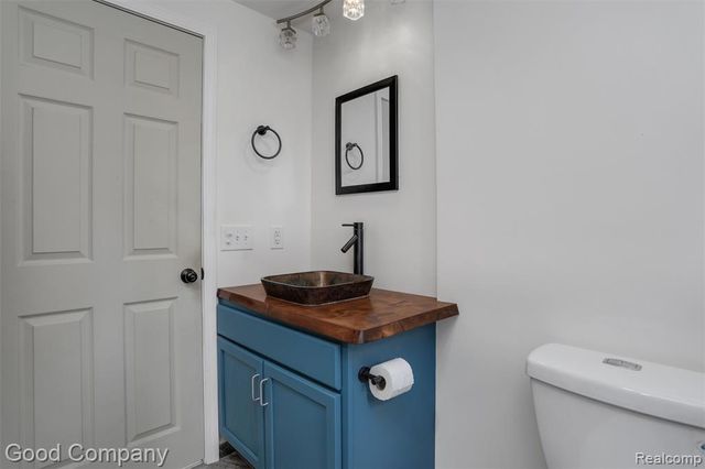 1727 E Elza Avenue, Hazel Park, MI 48030