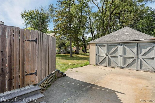 1727 E Elza Avenue, Hazel Park, MI 48030