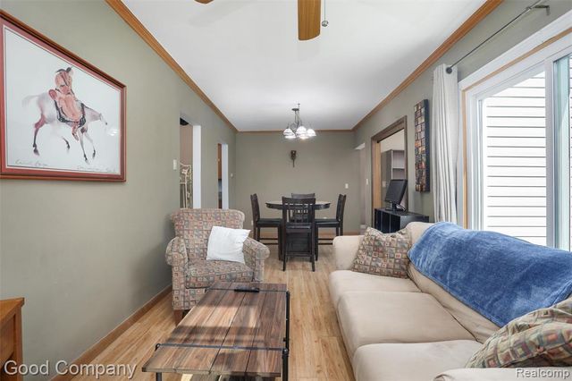 1727 E Elza Avenue, Hazel Park, MI 48030