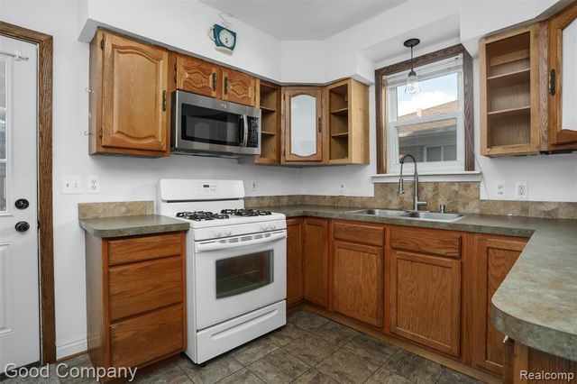 1727 E Elza Avenue, Hazel Park, MI 48030