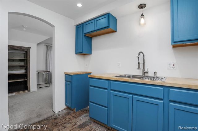 1727 E Elza Avenue, Hazel Park, MI 48030