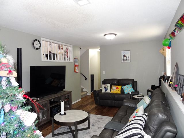 1009 S Dalton, Wichita, KS 67207