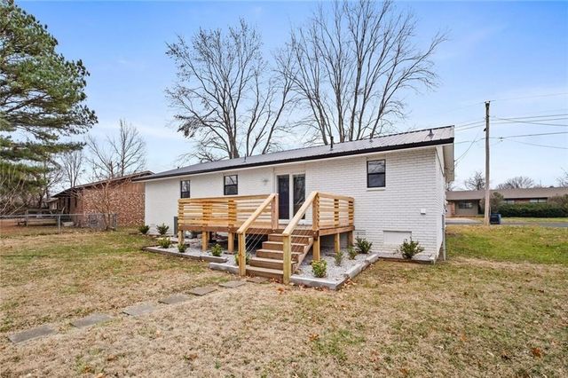 2205 Douglas Street, Bentonville, AR 72712