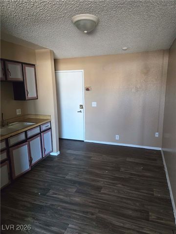 305 North 10th Street 32, Las Vegas, NV 89101