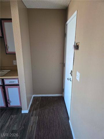 305 North 10th Street 32, Las Vegas, NV 89101