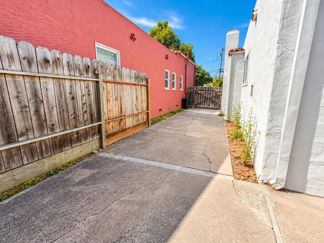 1126 Hollyburne Avenue, Menlo Park, CA 94025