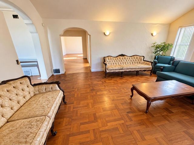 1126 Hollyburne Avenue, Menlo Park, CA 94025