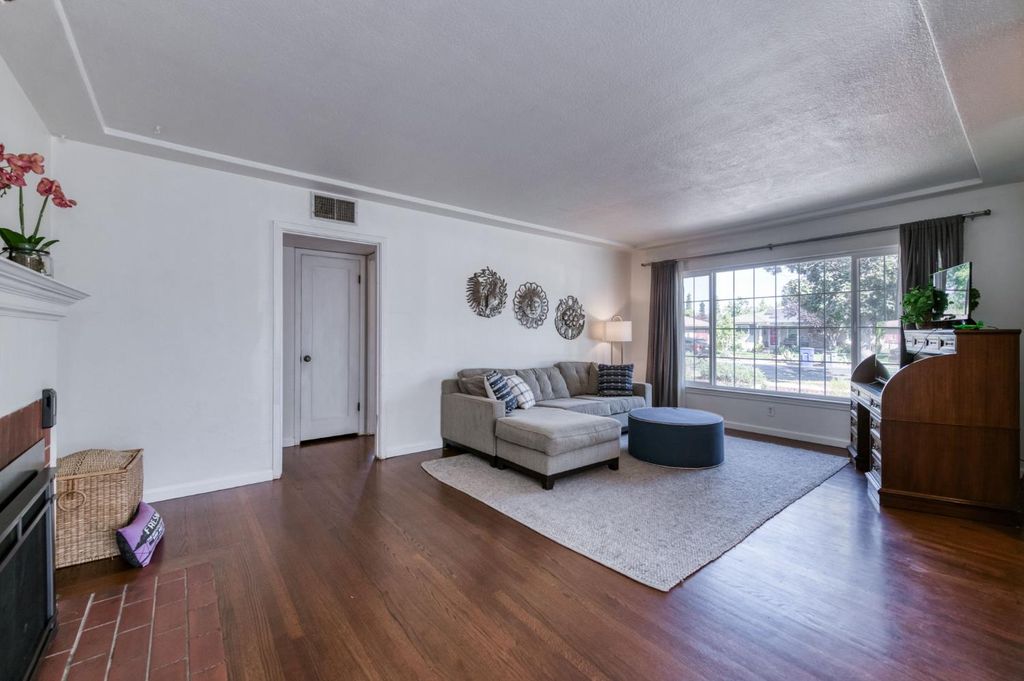 Image 13 of property listing at 146 E Garland Avenue, Fresno, CA 93704