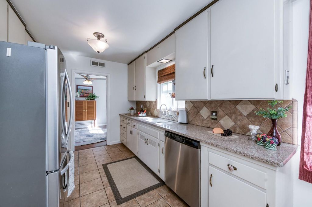 Image 17 of property listing at 146 E Garland Avenue, Fresno, CA 93704