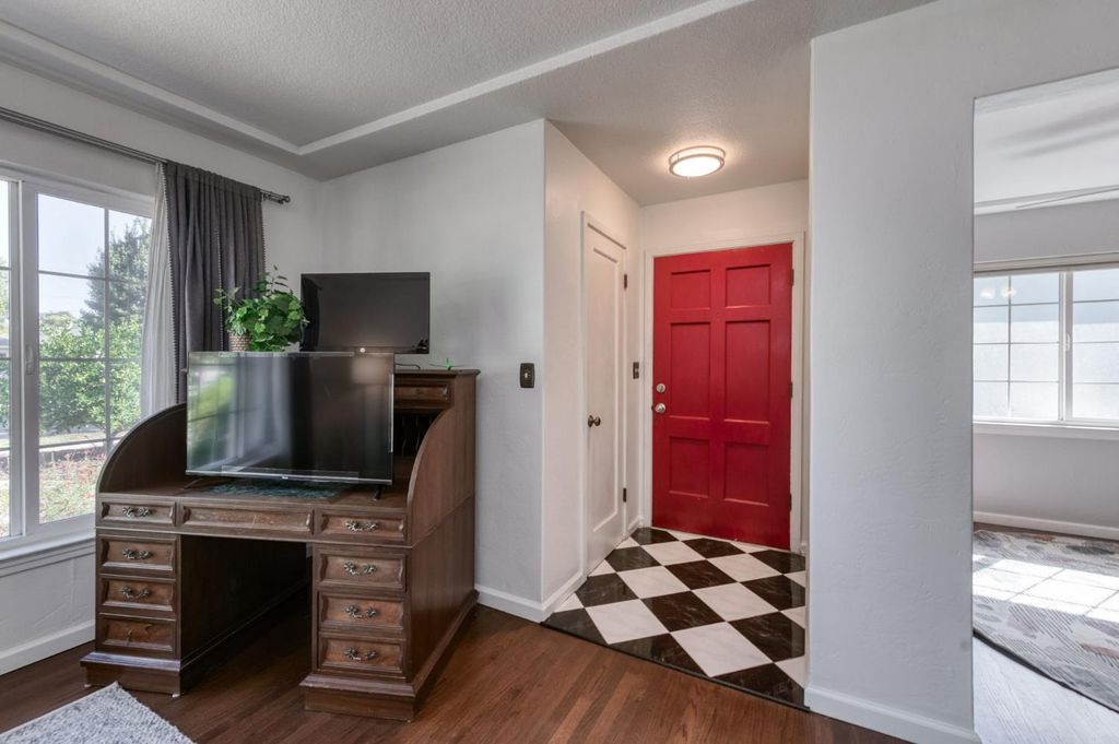 Image 8 of property listing at 146 E Garland Avenue, Fresno, CA 93704