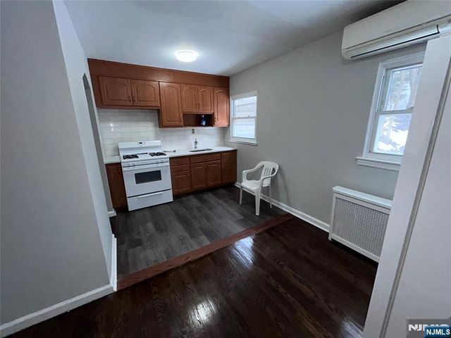 231 Spruce Street, Midland Park, NJ 07432