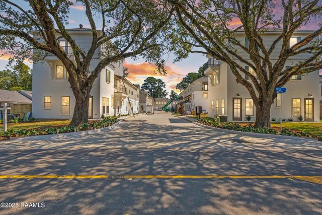 216 Steiner Oaks Road, Lafayette, LA 70508