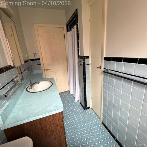 65 Hampton Road, Village Of Grosse Pointe Shores, MI 48236