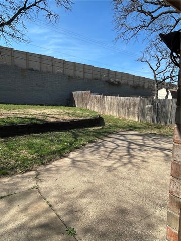 721 Timberoaks Drive, Azle, TX 76020