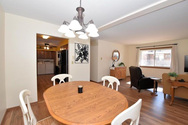 4502 S Greenridge CIRCLE, Greenfield, WI 53220